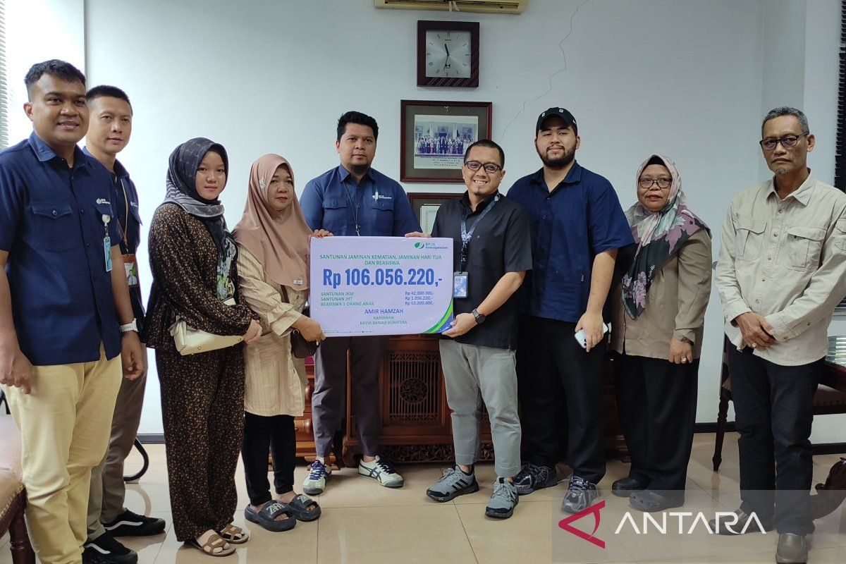 BPJAMSOSTEK serahkan santunan kematian Rp106 juta untuk jurnalis Kalsel