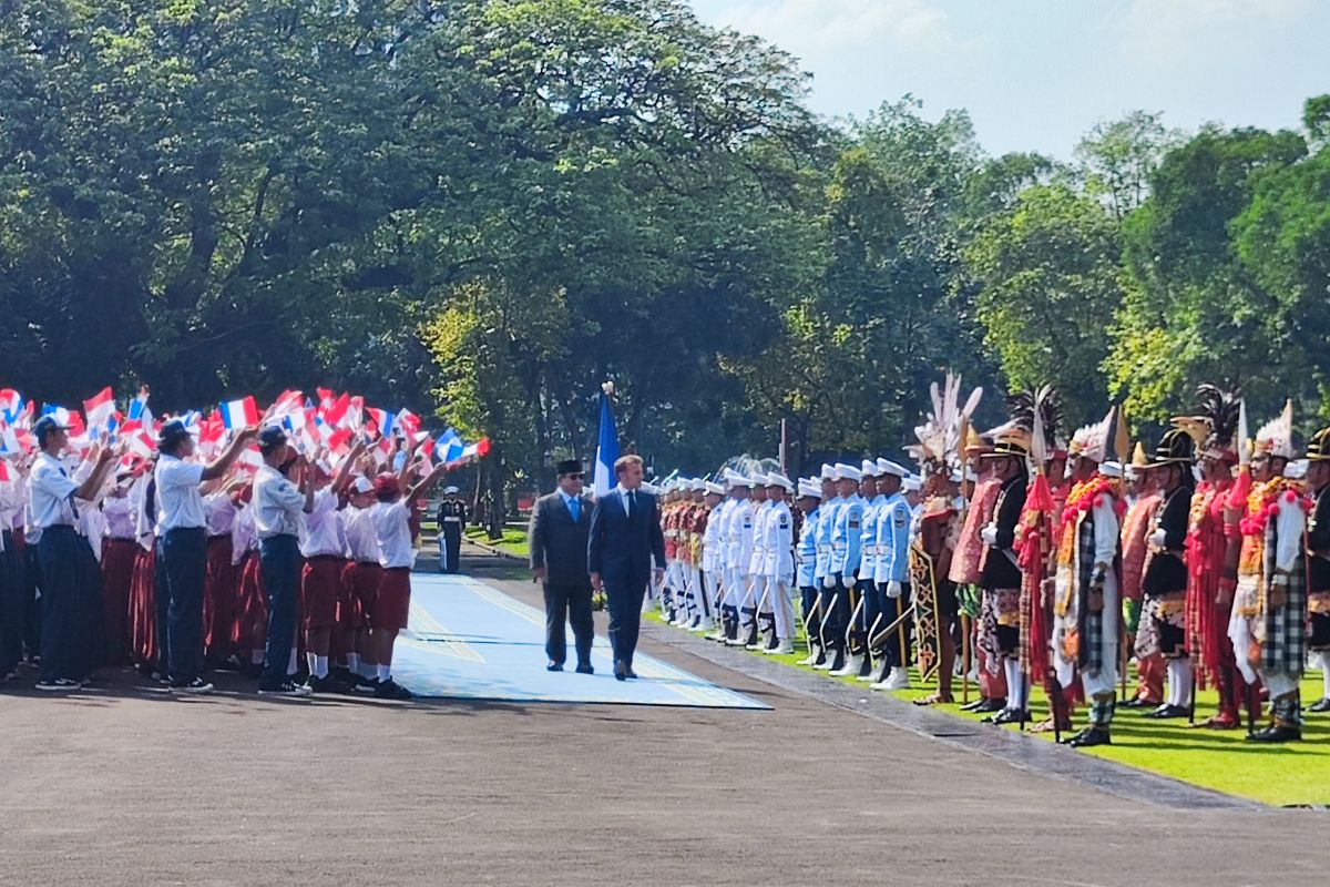 Prabowo receives President Macron at Merdeka Palace, Jakarta