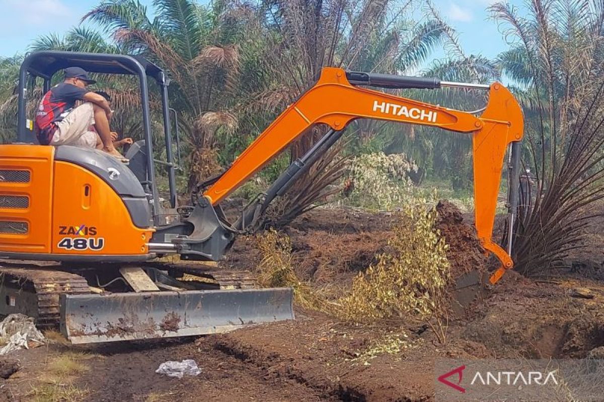 BPBD Mukomuko gunakan alat berat tangani kebakaran lahan gambut