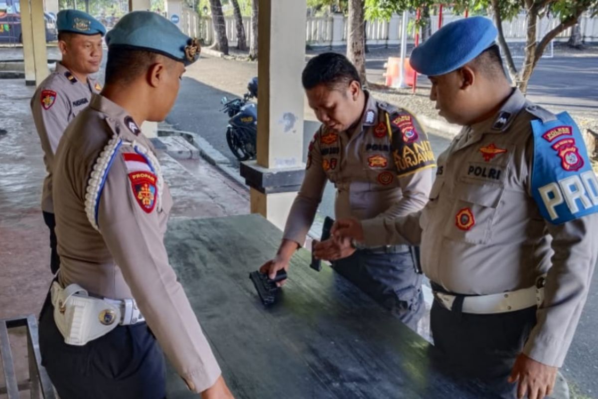 Polres Manggarai Barat cek senpi personel guna memastikan kelayakan