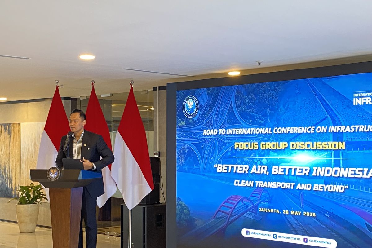 Minister AHY promotes electric trucks for air pollution reduction