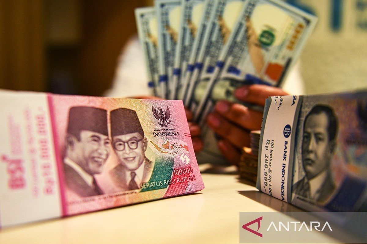 Nilai tukar rupiah pada Rabu melemah menjadi Rp16.295 per dolar AS