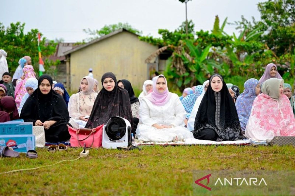 Bupati Kasmarni dan Keluarga Shalat Idul Fitri di Desa Muara Basung, Ukir Sejarah Baru