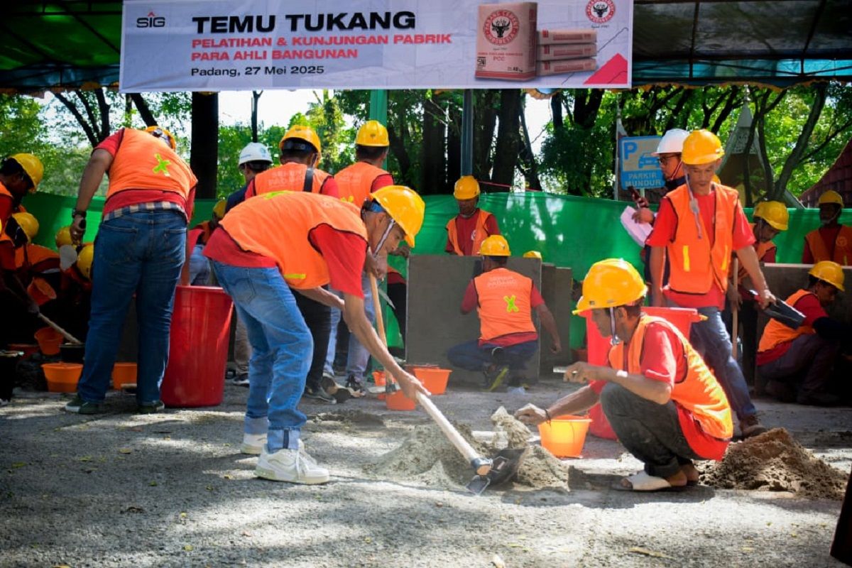 Bangga Pakai Semen Padang, Tukang Bangunan Kunjungi Pabrik dalam Temu Tukang Inspiratif
