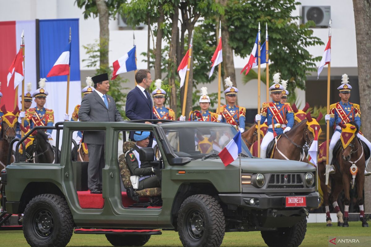 Presiden Prabowo dan Macron tinjau pasukan dengan Maung buatan PT Pindad