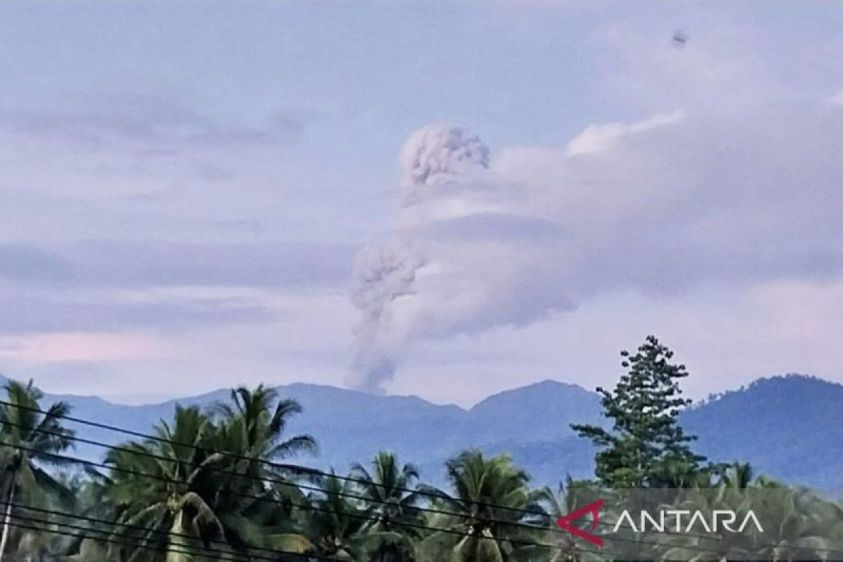 Gunung Dukono erupsi, asap dan abu vulkanik muncul Kamis pagi
