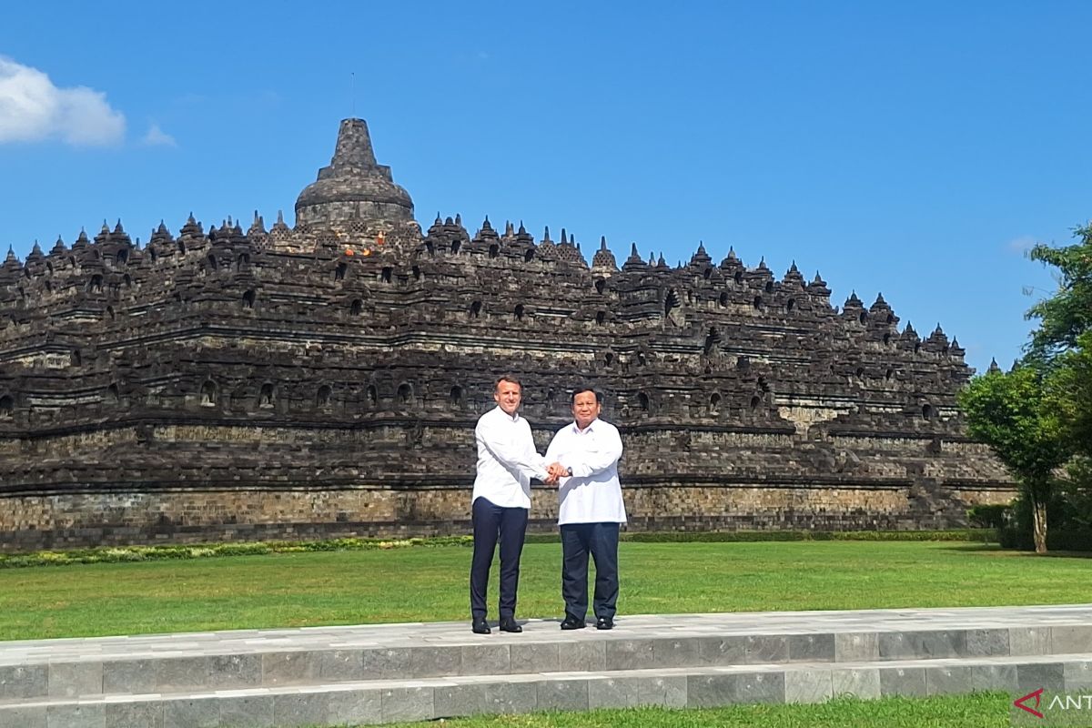 Prabowo drives golf buggy with Macron at Borobudur Temple