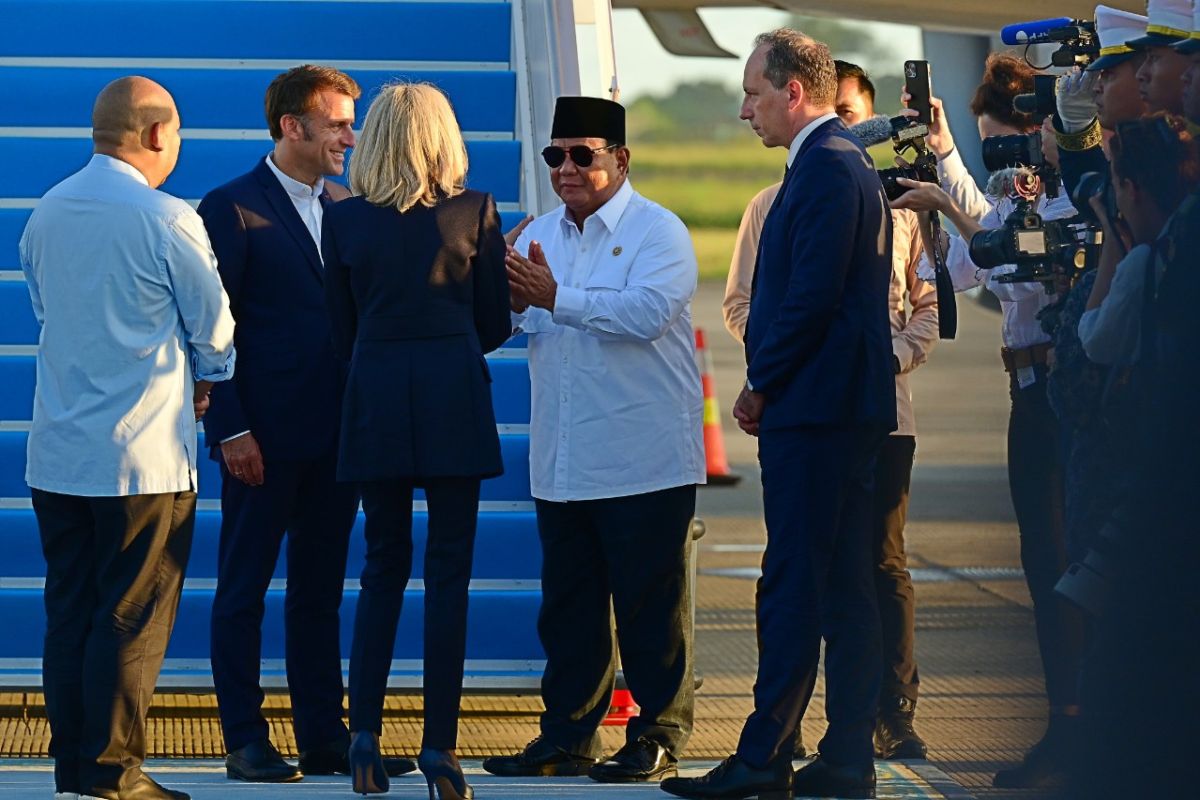 Prabowo sees off Macron to Singapore in Yogyakarta