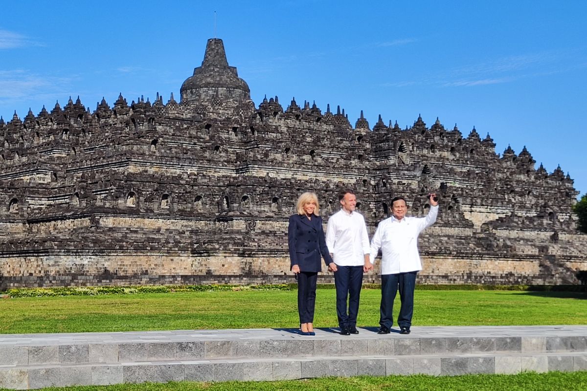 Mengunjungi Borobudur dengan Presiden Prancis, Prabowo: Ini kehormatan temani sahabat saya