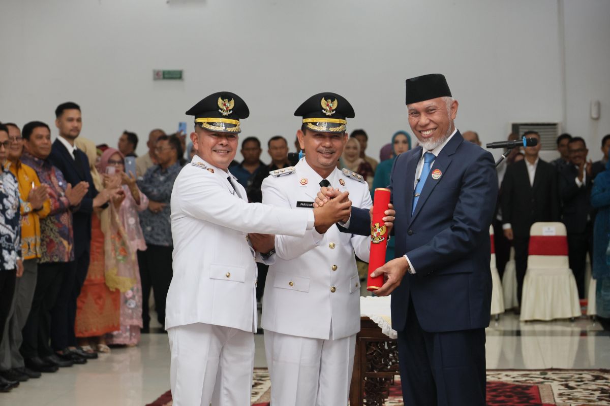 Lantik Bupati Pasaman, Gubernur Mahyeldi tegaskan kepemimpinan bertanggung jawab dan inovatif