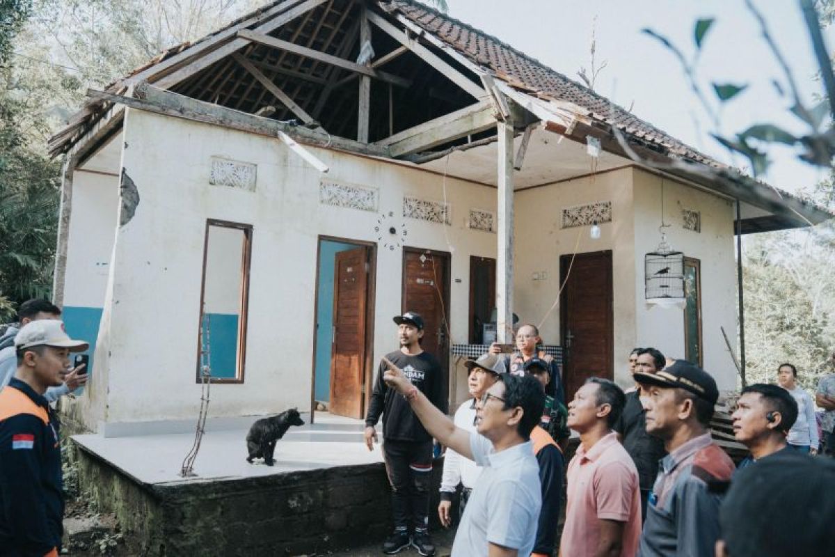 Badung serahkan bantuan untuk korban bencana tanah longsor