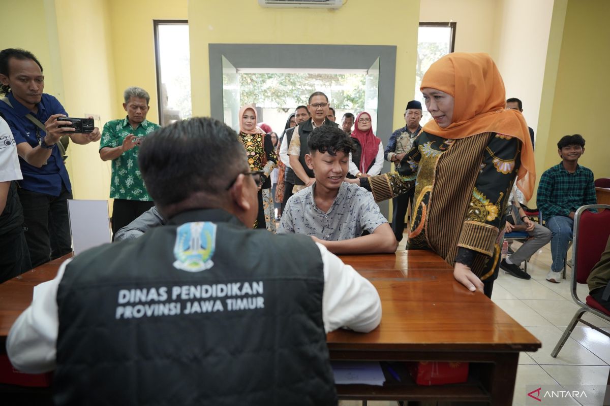 Gubernur Jatim sebut AI Senopati permudah layanan SPMB 2025