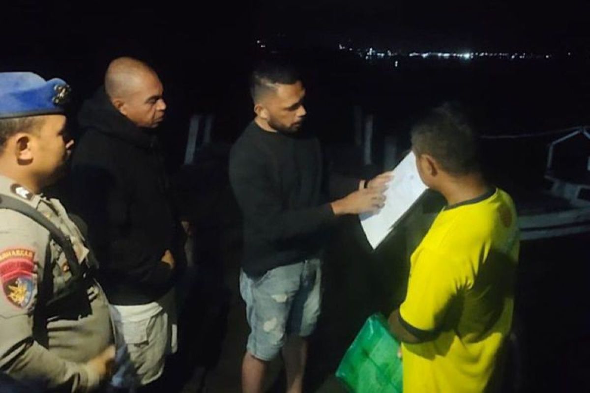 Polisi mengamankan BBM ilegal dalam kapal nelayan di Kepulauan Tanimbar