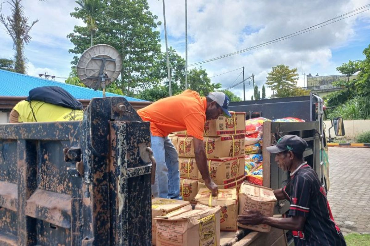 YPMAK bantu bahan makanan bagi korban banjir di Miyoko Mimika