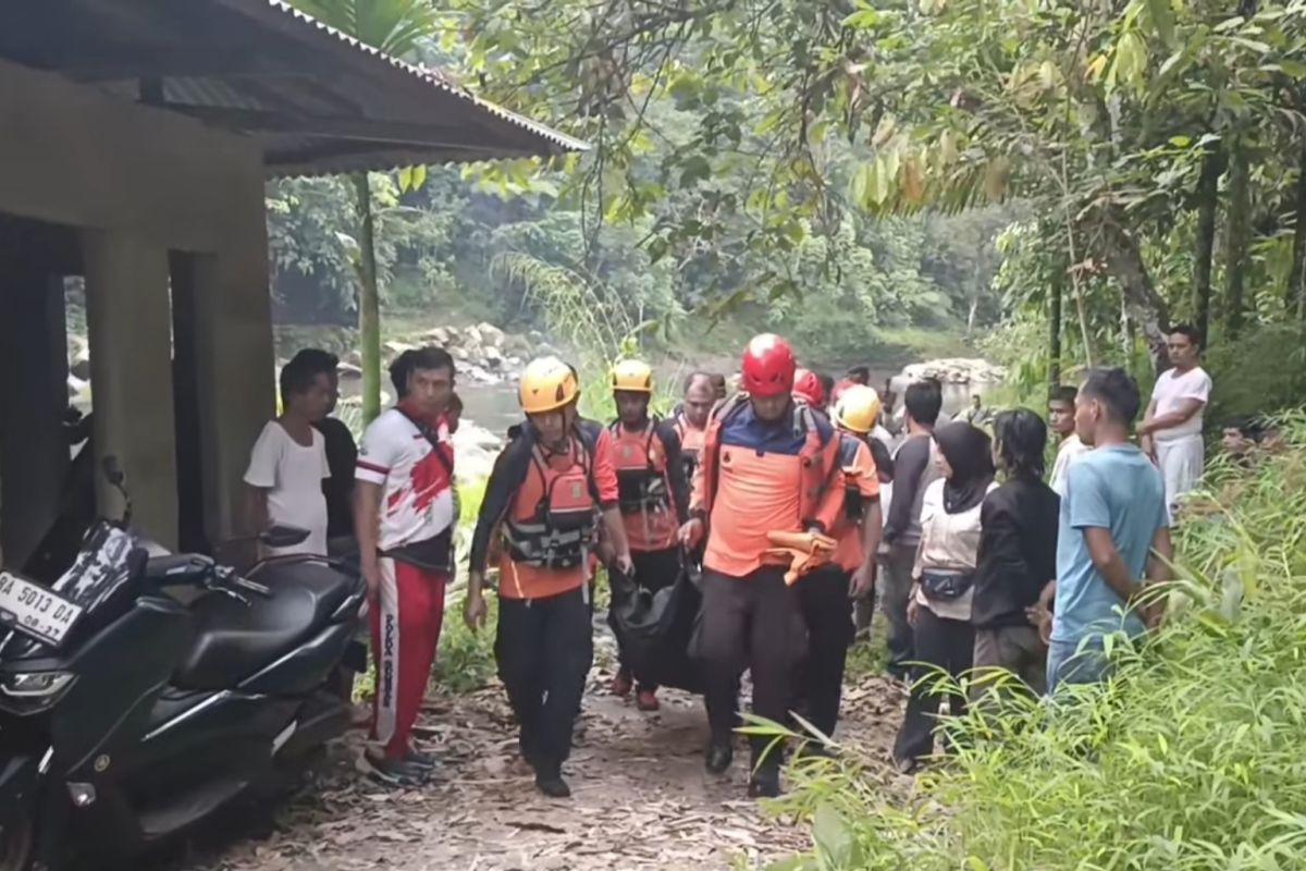 Seorang pria paruh baya meninggal dunia terseret arus sungai di Bonjol (Video)
