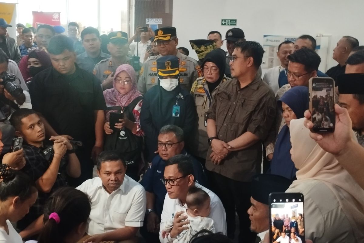 Menteri P2MI di Pelabuhan Dumai sambut kedatangan 196 pekerja migran dideportasi dari Malaysia