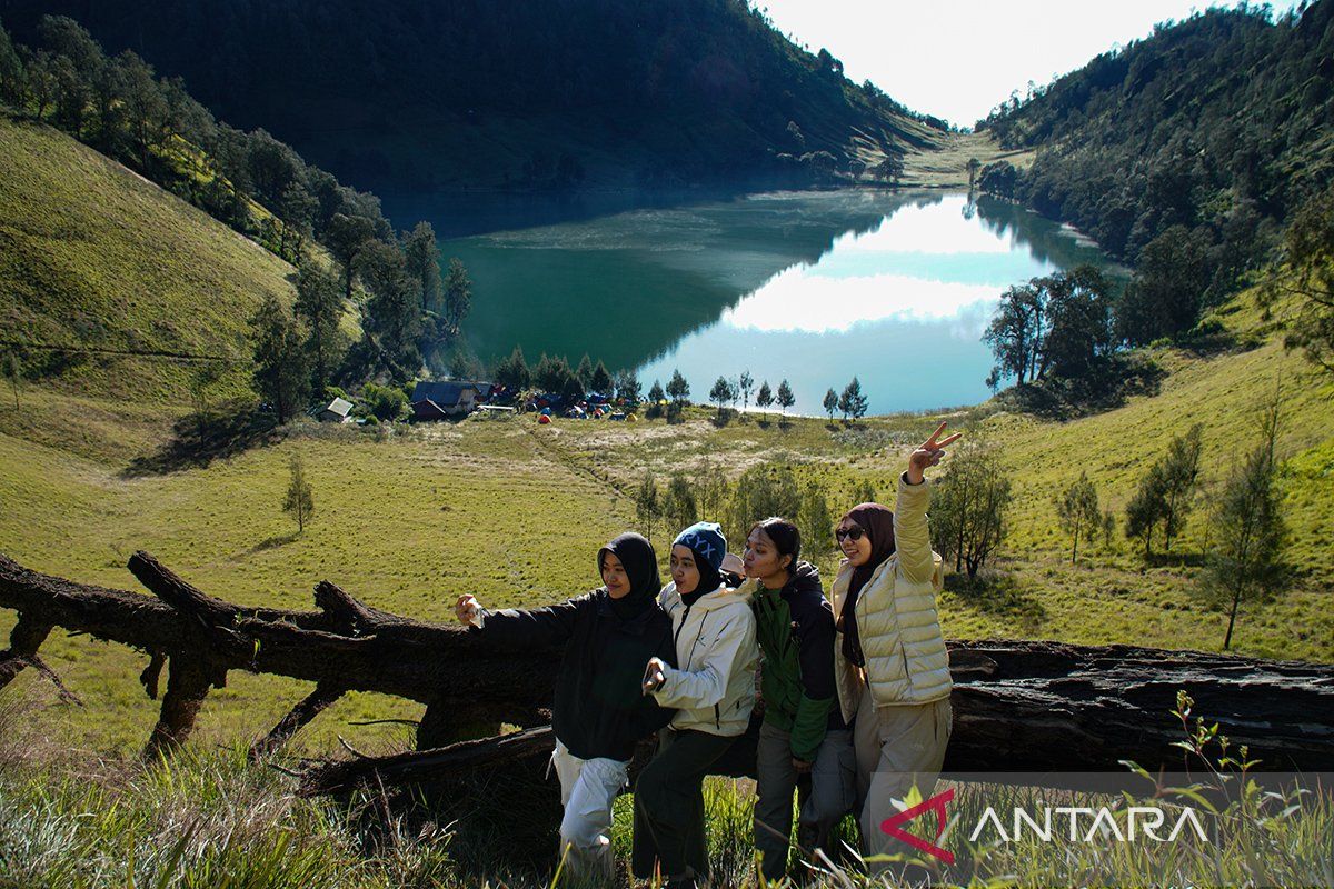178 pendaki Gunung Semeru dievakuasi dengan aman
