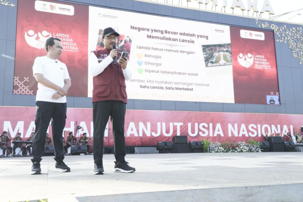 Mensos  bacakan puisi di depan ribuan lansia peringati Hari Lansia