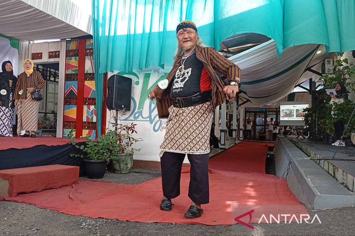 Peragaan  busana warnai peringatan Hari Lanjut Usia di Banyumas