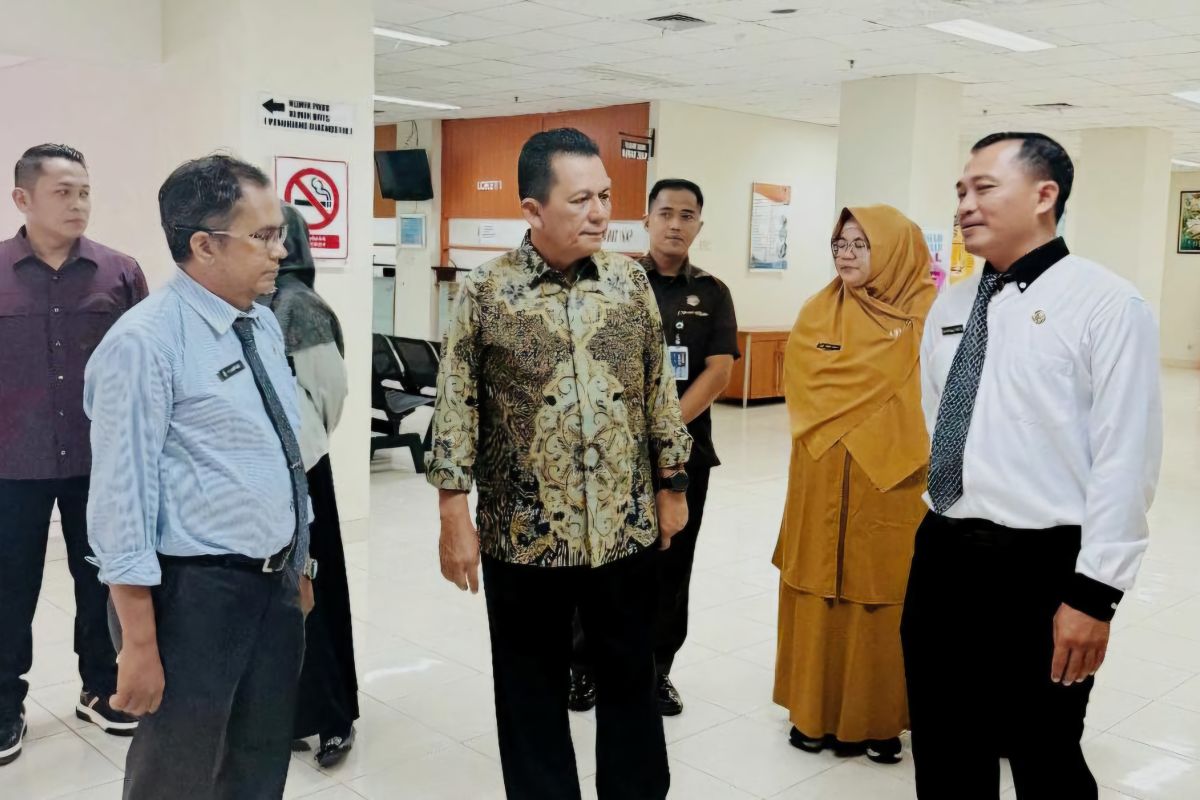 Gubernur Ansar bantu dua unit AC untuk RSUD RAT demi kenyamanan pasien
