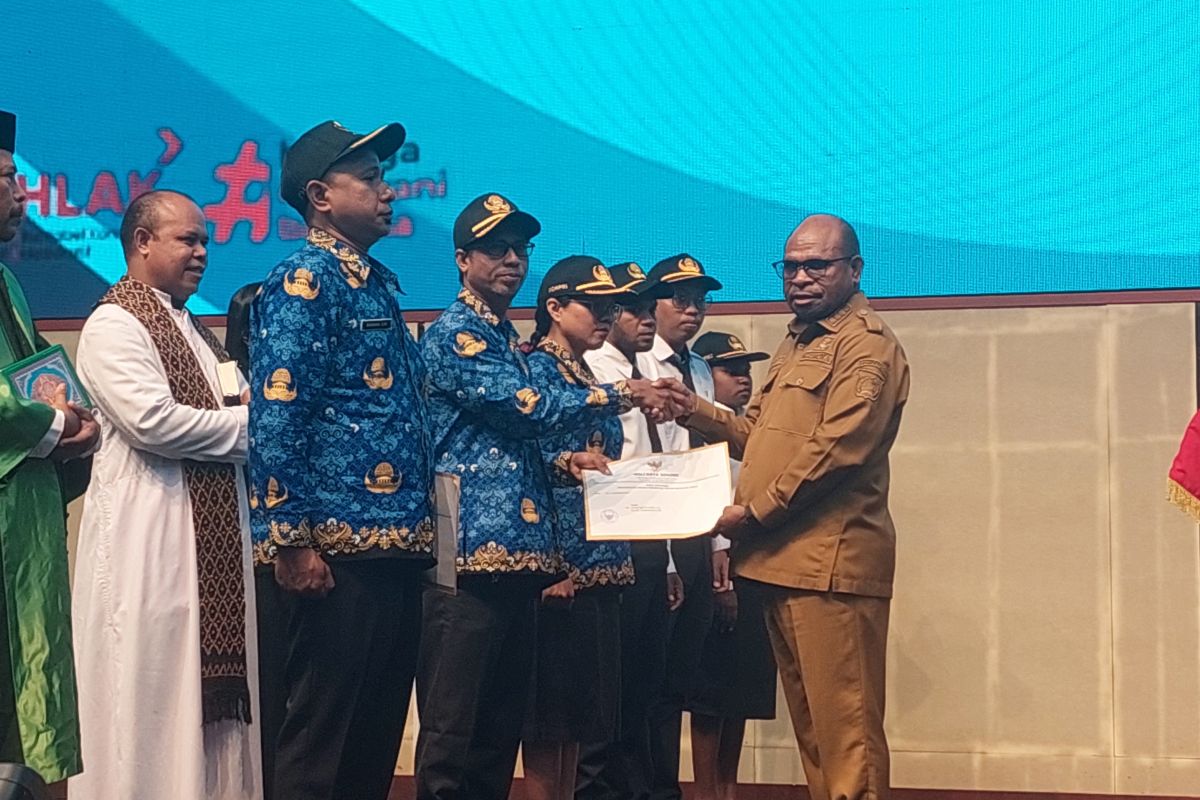 Pemkot Sorong serahkan SK 215 CPNS dan PPPK