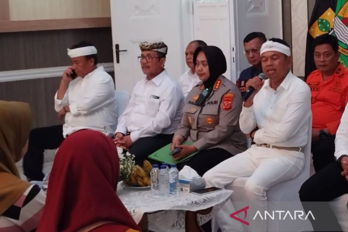 Pemprov Jabar serahkan bantuan korban longsor Gunung Kuda