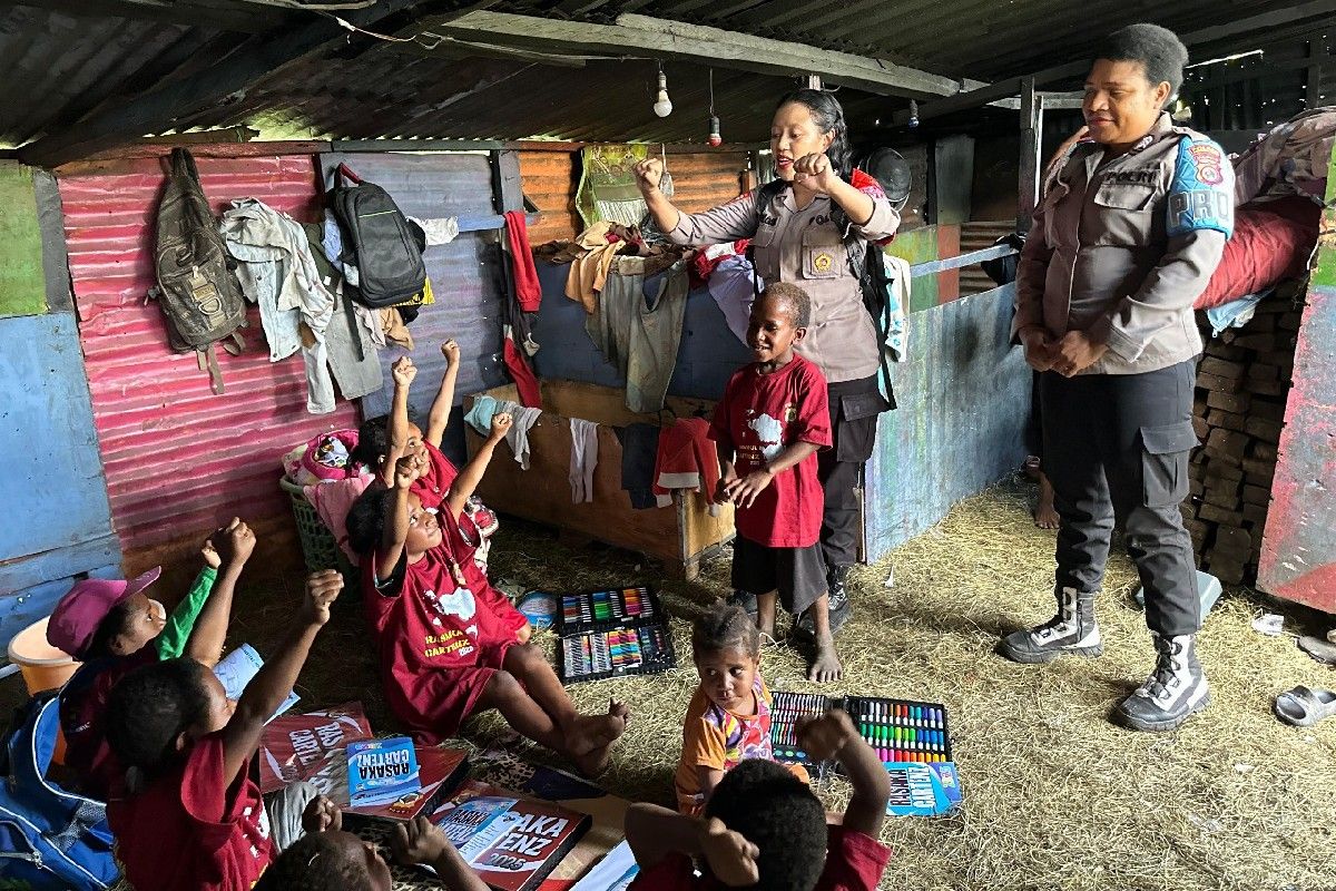 Personel Satgas Rasaka Cartenz ajari anak pengungsi di Wamena