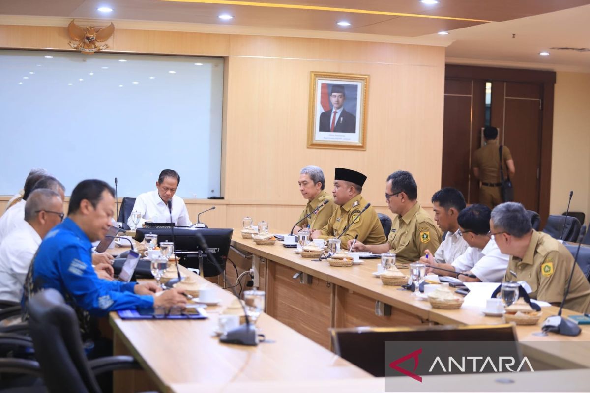 Bupati Bogor dan Menteri LH bahas strategi pengelolan sampah TPA Galuga