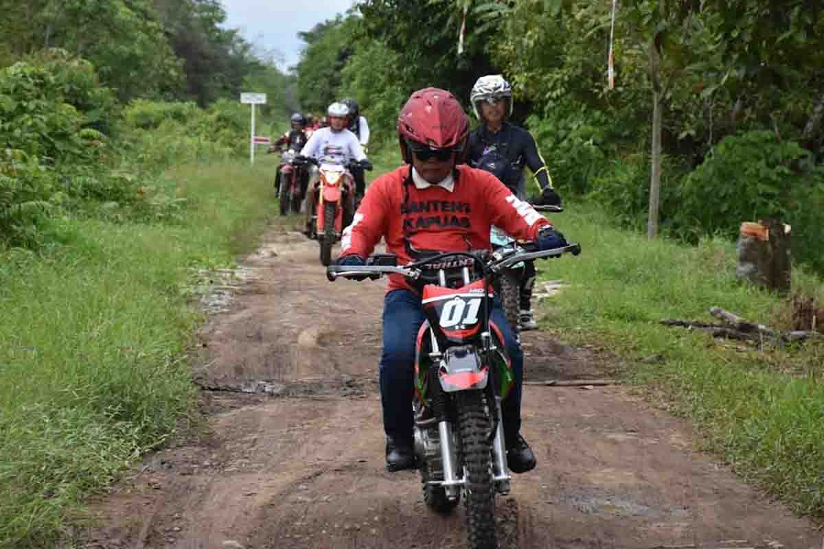 Bupati Kapuas kembali gunakan trail tinjau kondisi jalan desa di dua kecamatan