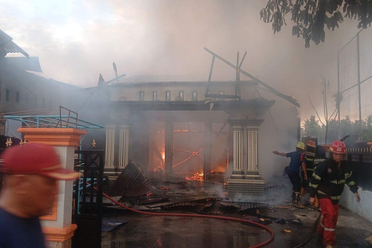 Damkar padamkan kebakaran rumah warga di Siteba Padang