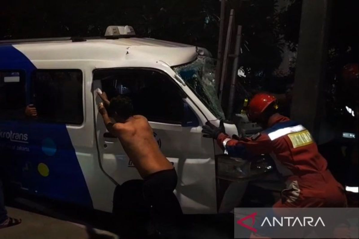 Diduga sopir mengantuk, angkot Jaklingko tabrak tiang di Tanjung Priok