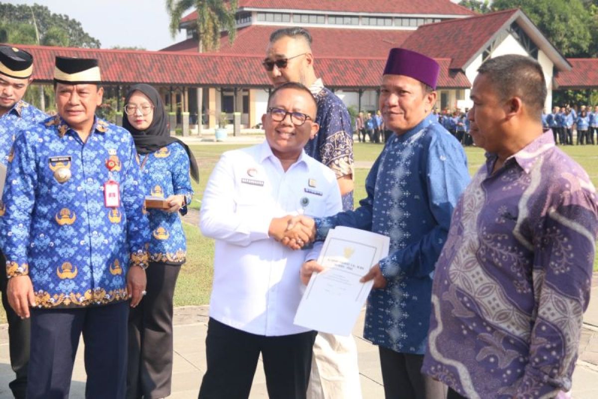 Kakanwil Kemenkum dan Bupati Tangerang serahkan akte Koperasi Merah Putih