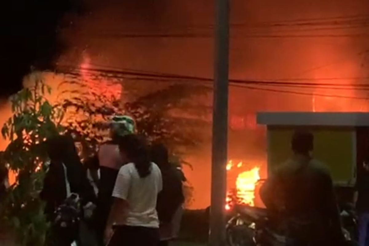 Damkar turunkan empat mobil pemadam tangani kebakaran di Kendari