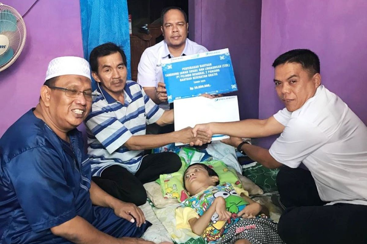 Pelindo Regional 2 Panjang berikan bantuan kepada anak penderita lumpuh