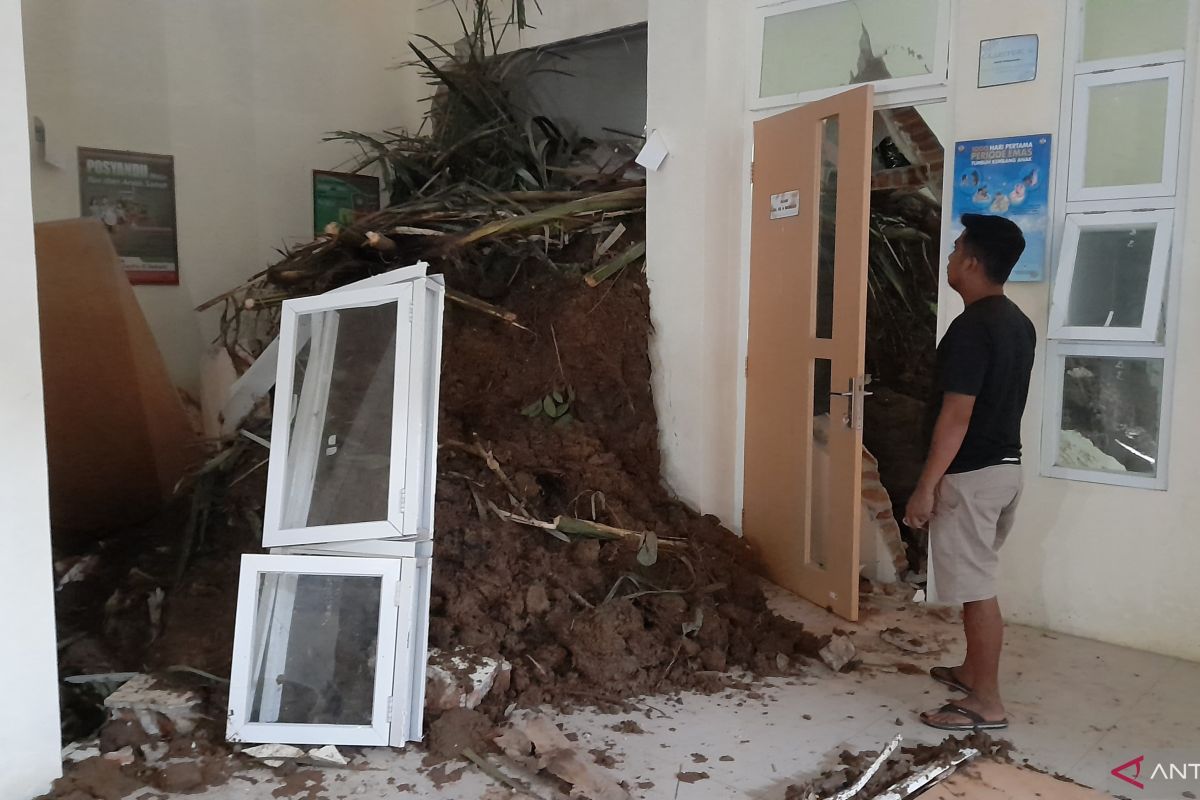 Pelayanan puskesmas Telaga Puncak Gorontalo dipindahkan akibat longsor