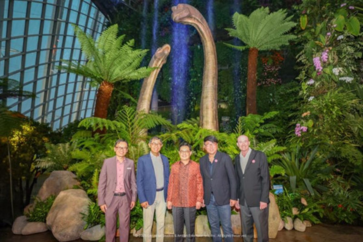 Jurassic World: The Experience, A New Immersive Walk-Through Event Opens In Cloud Forest At Gardens by The Bay