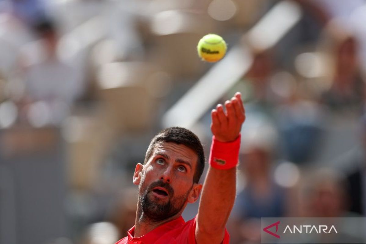 Novak Djokovic berjuang melawan sakit untuk melaju ke babak kedua Wimbledon