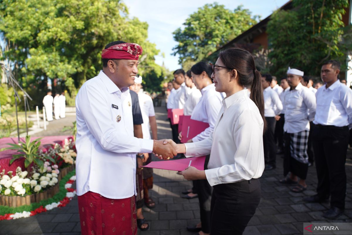 Bupati Gianyar Mahayastra serahkan SK ke 127 CPNS
