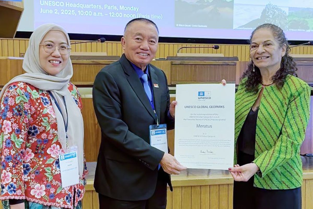 Governor receives UNESCO Global Geopark charter for Meratus