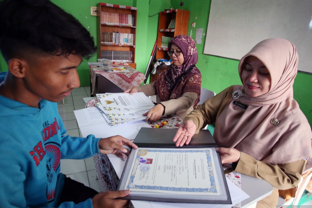 Pemkot tebus ijazah ratusan warga Jakut yang tertahan di sekolah