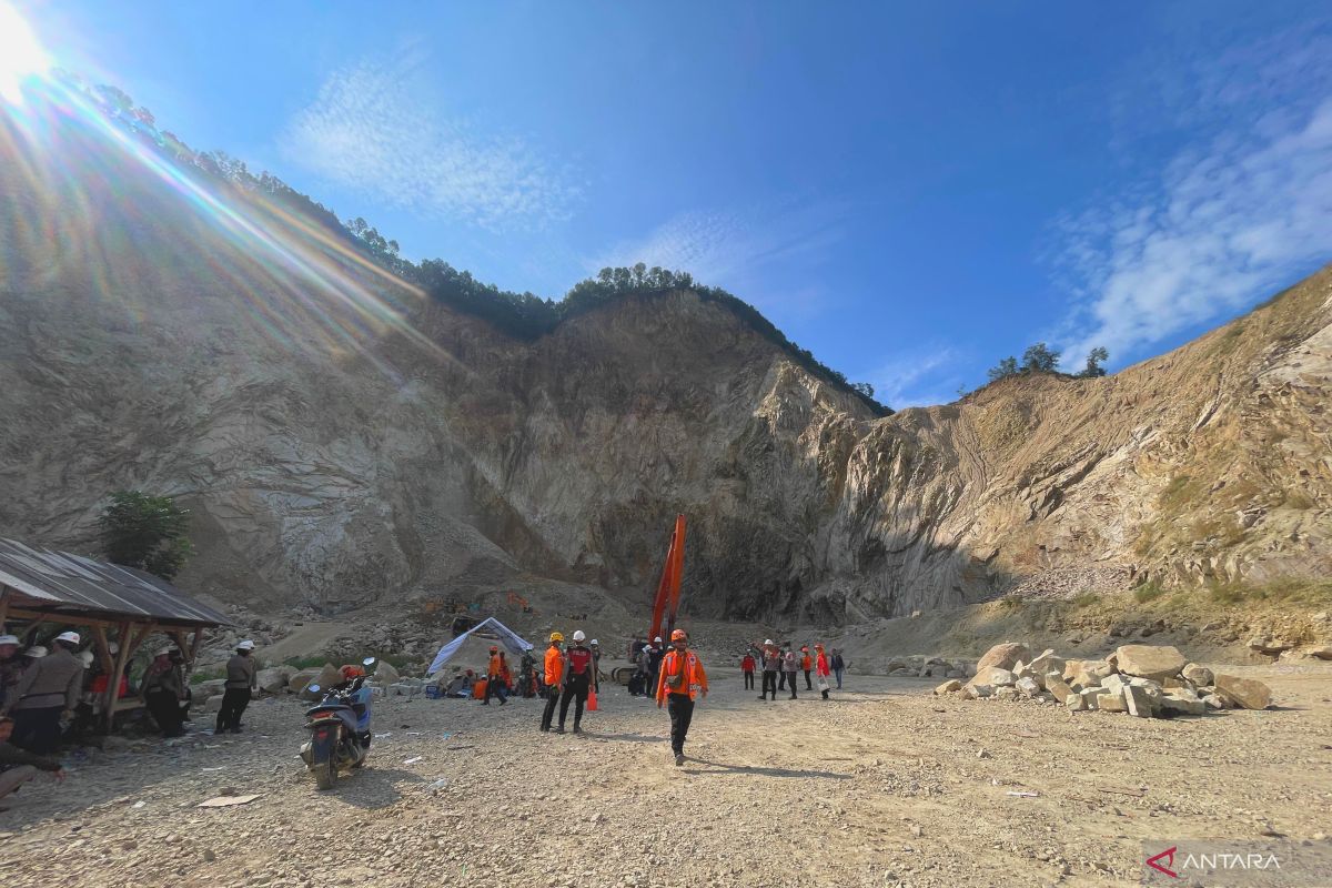 Tim SAR hentikan sementara pencarian empat korban longsor Gunung Kuda