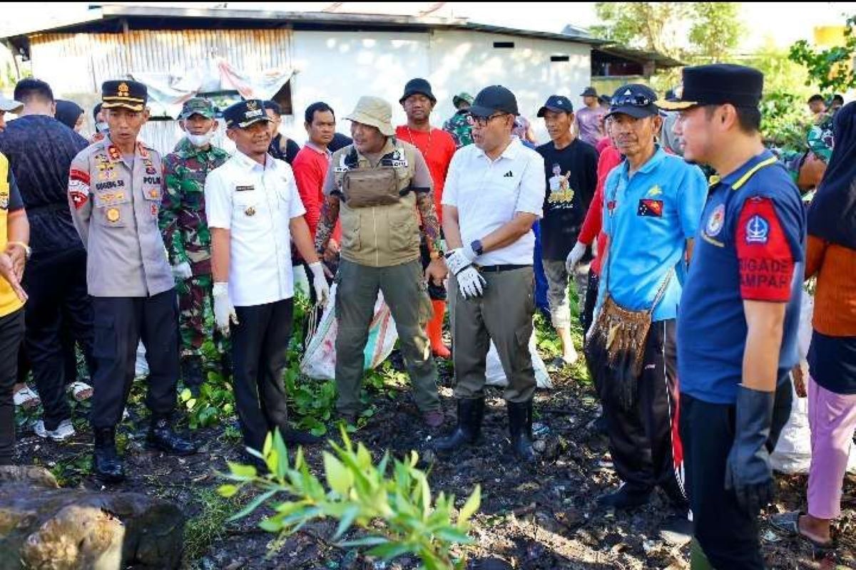 Bupati Bone aksi bersih 1000 karung sampah