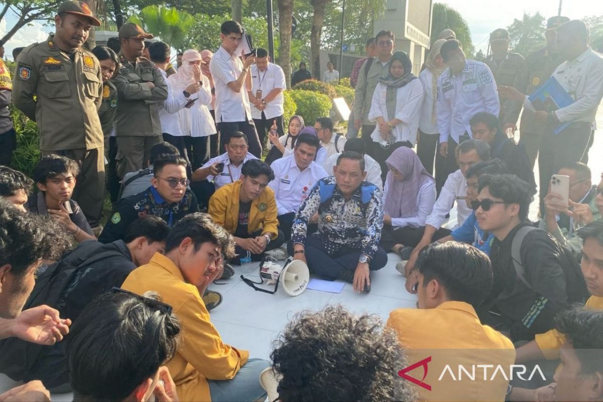 Wagub Seno Aji legowo terima masukan dan ajak diskusi para demonstran
