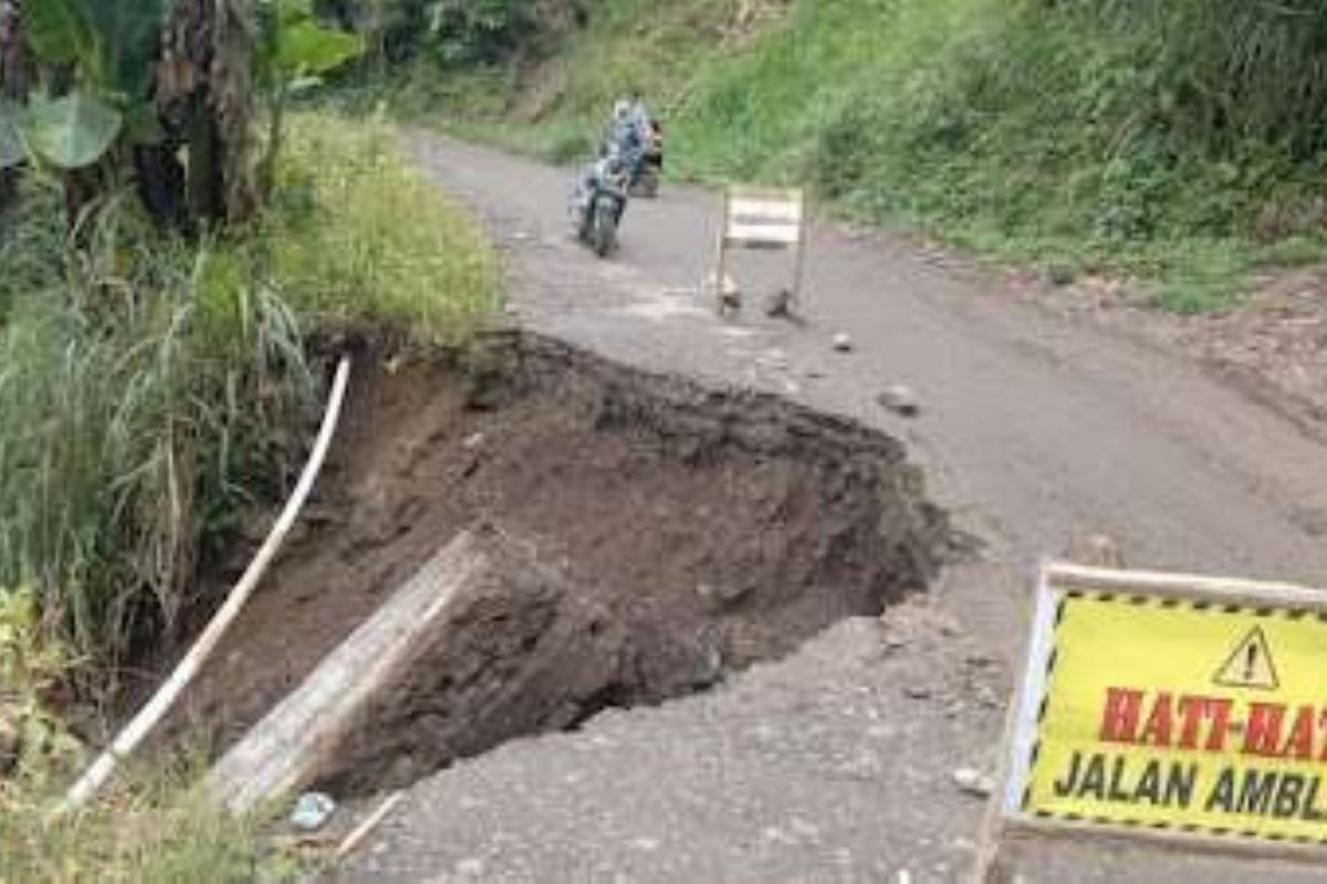 Longsor di Dusun Bonto hambat lalu lintas di Sinjai Tengah dan Sinjai Barat