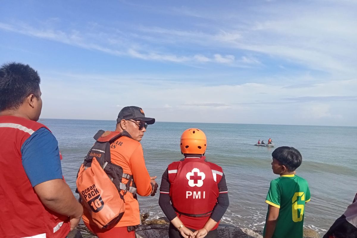 Seorang pengunjung terseret ombak, tinggalkan pakaian di tepi Pantai Padang