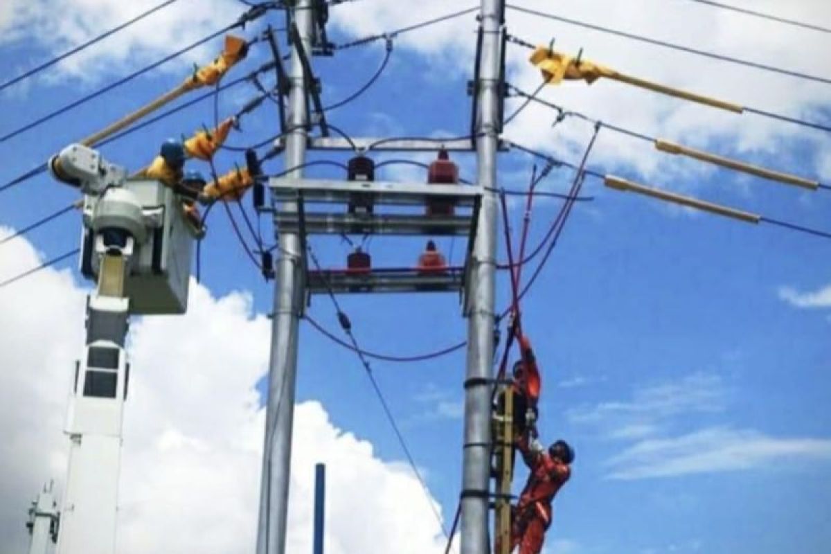 PLN UP3 Ambon tangguh hadapi cuaca ekstrem amankan pasokan listrik dengan sigap