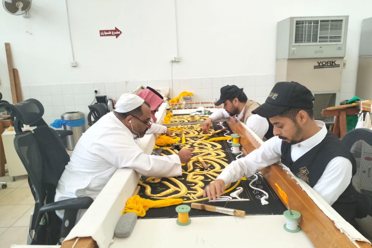 Menyaksikan kiswah Ka'bah disulam