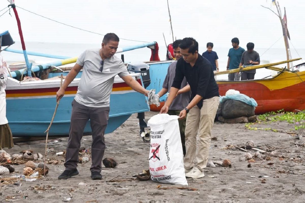 Pariaman gelar aksi bersih pantai peringati Hari Lingkungan Hidup Sedunia