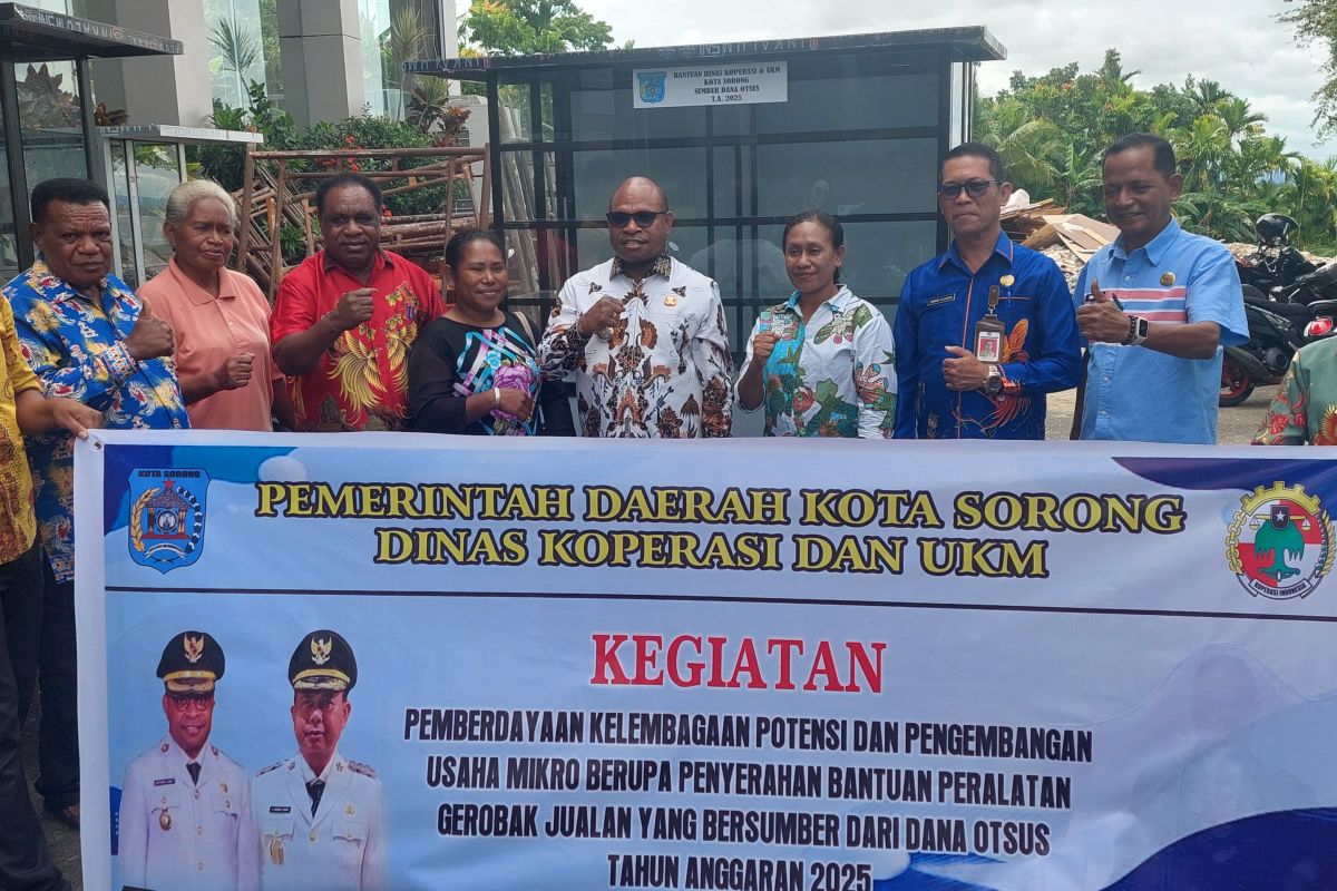 119 pelaku UMKM di Kota Sorong dapat bantuan gerobak dorong