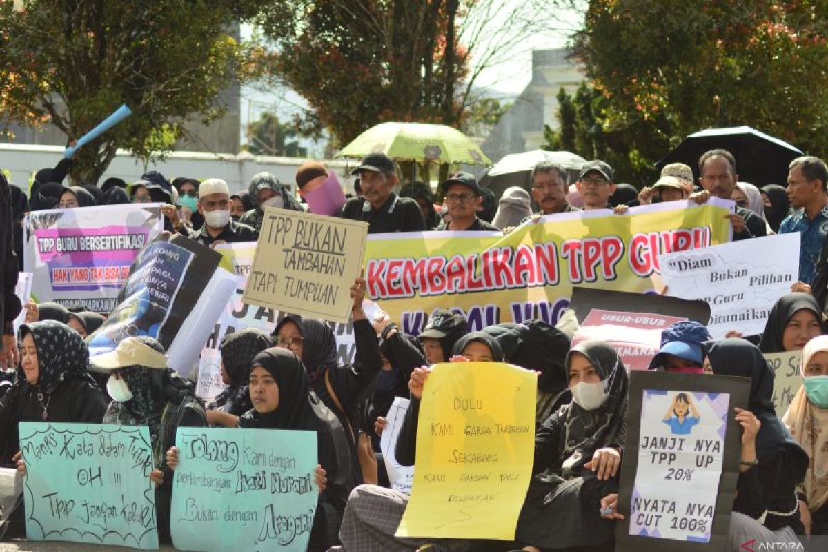 Tolak penghapusan TPP, nakes dan guru aksi damai di DPRD Padang Panjang